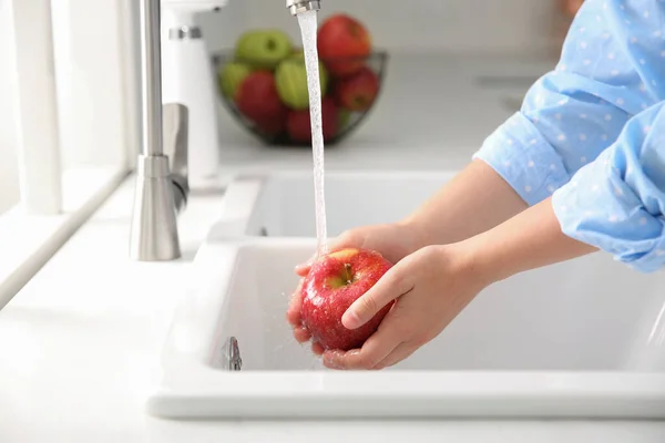 Mujer Lavando Manzana Roja Fresca Fregadero Cocina Primer Plano —  Fotos de Stock