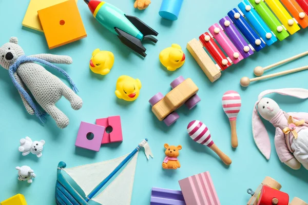 Composição Leigos Planos Com Brinquedos Diferentes Fundo Azul Claro — Fotografia de Stock