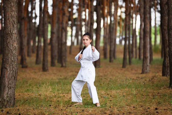 Cute Little Girl Kimono Ćwiczenia Karate Lesie — Zdjęcie stockowe