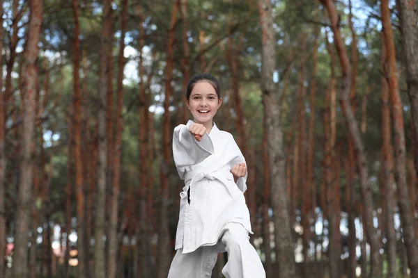 Linda Niña Kimono Practicando Karate Bosque — Foto de Stock