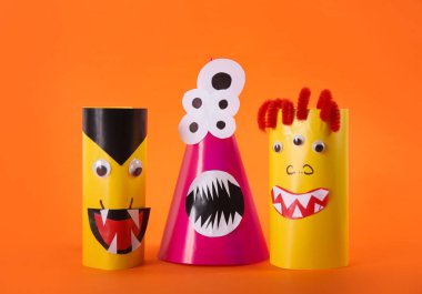 Turuncu arka planda komik canavarlar. Cadılar Bayramı dekorasyonu