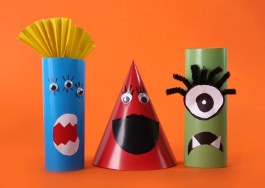 Turuncu arka planda komik canavarlar. Cadılar Bayramı dekorasyonu