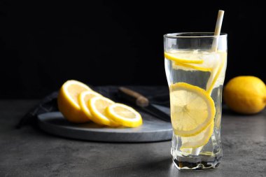 Limon dilimli soda ve gri masada buz. Metin için boşluk