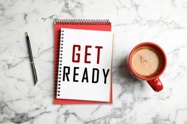 Metinli defter hazır ol, bir fincan kahve ve beyaz mermer üzerine kalem, düz yat