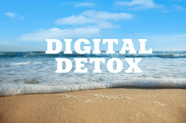 Metin Dijital Detox ve kumlu sahilde kayan deniz dalgalarının güzel manzarası