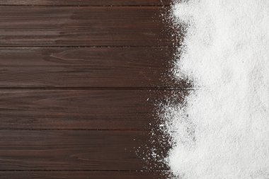 Ahşap zeminde yapay kar, metin için yeri olan üst görünüm. Noel dekoru