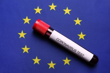 Avrupa Birliği bayraklarında kan örneği olan test tüpü, üst görüş. Coronavirüs salgını