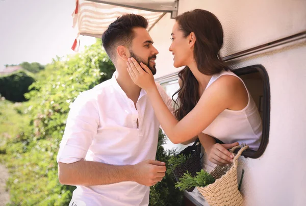 Mujer Joven Feliz Asomándose Por Ventana Del Remolque Para Abrazar — Foto de Stock