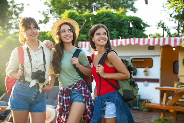 Jóvenes Viajeros Con Mochilas Cámara Aire Libre Viaje Verano —  Fotos de Stock