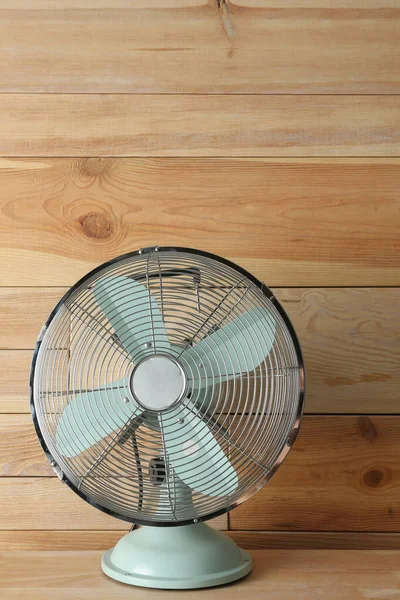 Elektroventilator Auf Einem Tisch Der Nähe Der Holzwand Sommerhitze — Stockfoto