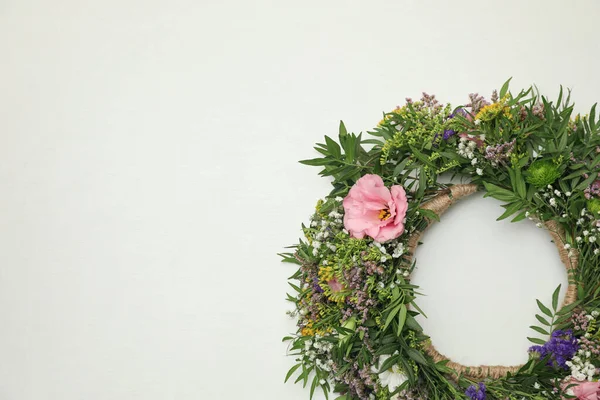 Kranz Aus Schönen Blumen Auf Weißem Hintergrund Draufsicht Raum Für — Stockfoto