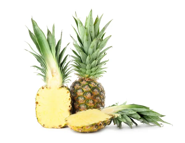 Ananas Entiers Coupés Juteux Isolés Sur Blanc — Photo