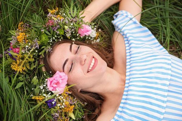 Ung Kvinna Bär Krans Gjord Vackra Blommor Grönt Gräs — Stockfoto