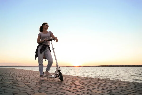 Mujer Joven Con Patinete Scooter Moderno Paseo Marítimo —  Fotos de Stock