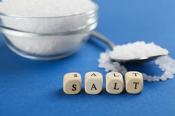 Word Salt Gemaakt Met Blokjes Blauwe Achtergrond Close — Stockfoto