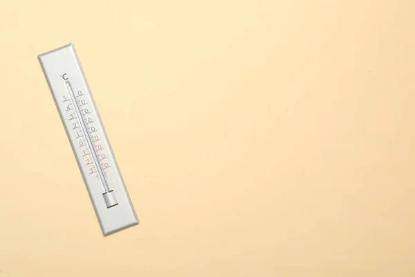 米色背景的温度计 顶视图 案文的篇幅 — 图库照片