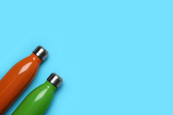 Moderne Thermoflaschen Auf Hellblauem Hintergrund Flach Gelegt Raum Für Text — Stockfoto