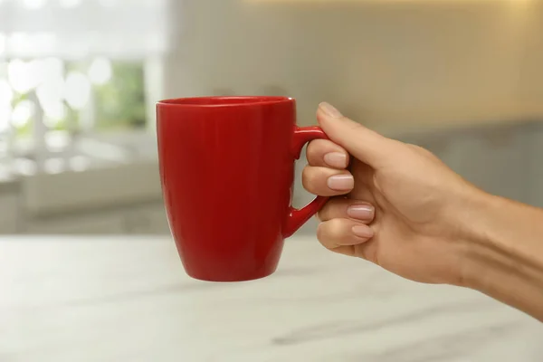 Mujer Sosteniendo Elegante Taza Roja Cocina Primer Plano — Foto de Stock