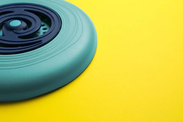 Blauwe Plastic Frisbee Schijf Gele Achtergrond Close Ruimte Voor Tekst — Stockfoto