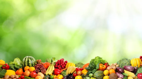 Sortimento Vegetais Orgânicos Frescos Frutas Fundo Verde Desfocado Design Banner — Fotografia de Stock