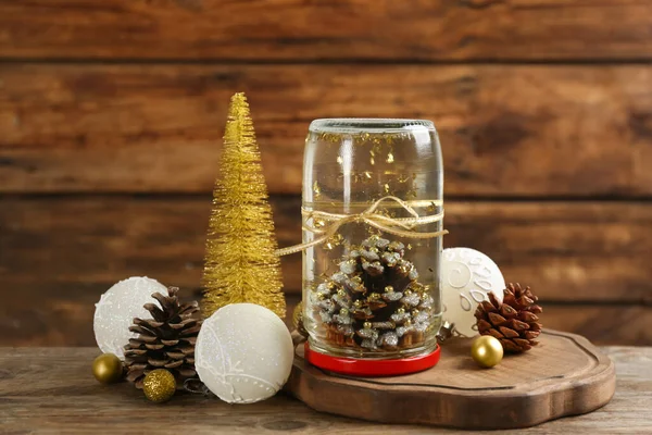 Handgemachte Schneekugel Und Weihnachtsdekoration Auf Holztisch — Stockfoto