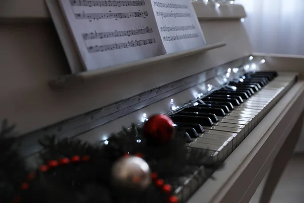 Beyaz Kuyruklu Piyano Kapalı Mekan Dekorasyonlu Yakın Plan Noel Müziği — Stok fotoğraf