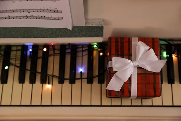 Caja Regalo Luces Hadas Las Teclas Piano Vista Superior Música — Foto de Stock