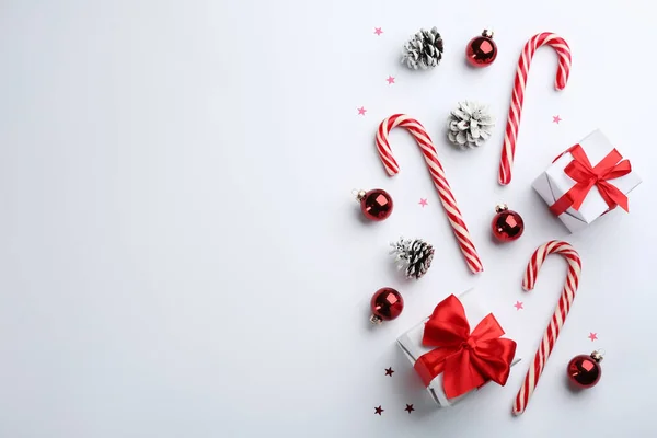 Composición Plana Con Bastones Caramelo Decoración Navideña Sobre Fondo Blanco —  Fotos de Stock