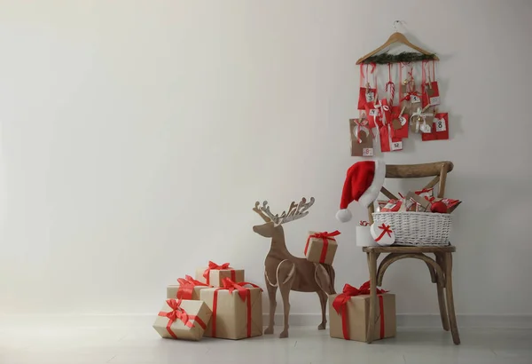 Calendario Adviento Regalos Navidad Decoración Cerca Pared Blanca Interior Espacio — Foto de Stock