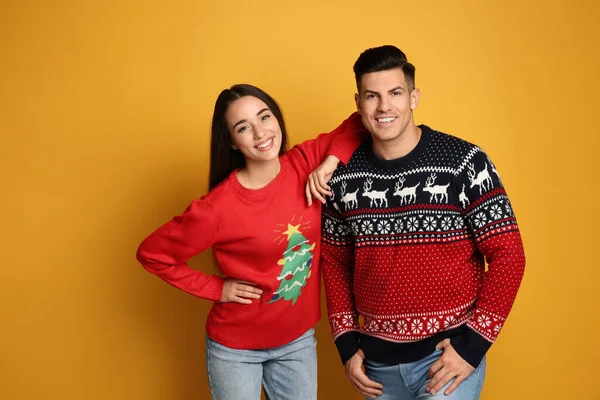 Pareja Suéteres Navidad Sobre Fondo Amarillo —  Fotos de Stock