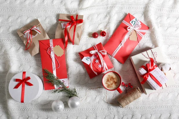 Platte Lay Compositie Met Kerstcadeaus Kopje Koffie Feestelijk Decor Witte — Stockfoto