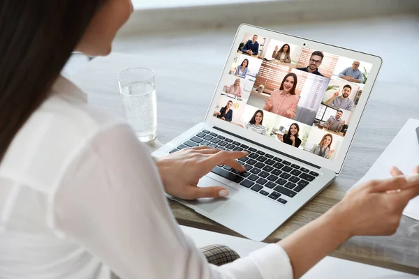 Mujer Teniendo Video Chat Con Equipo Mesa Primer Plano —  Fotos de Stock