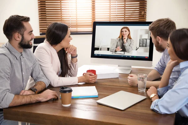 Equipo Compañeros Trabajo Teniendo Video Chat Con Jefe Oficina — Foto de Stock