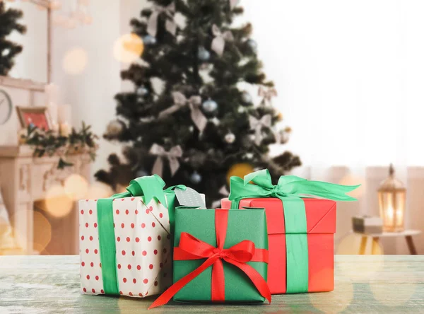 Рождественские Подарочные Коробки Деревянном Столе Номере Эффект Боке — стоковое фото