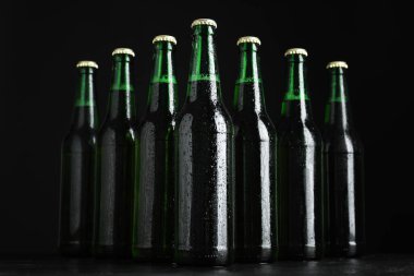 Siyah arka planda cam bira şişeleri