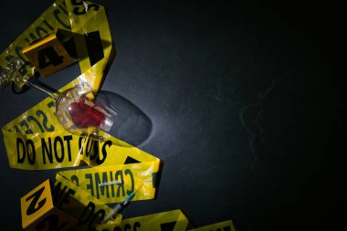 Siyah arkaplan üzerinde kanıt ve suç mahalli bandı içeren düz kompozisyon, metin için boşluk