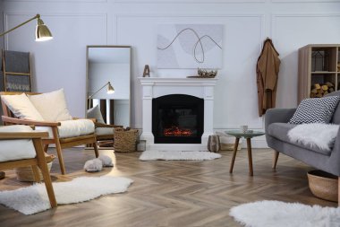 Çok güzel bir oturma odası şömine ve koltukları var.