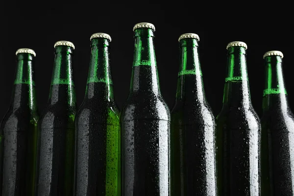 Garrafas Cerveja Fundo Preto Close — Fotografia de Stock