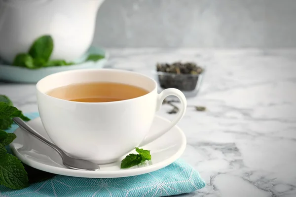 Świeża Herbata Miętą Białym Marmurowym Stole Miejsce Tekst — Zdjęcie stockowe
