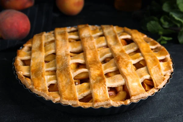 Köstlicher Frischer Pfirsichkuchen Auf Grauem Tisch Nahaufnahme — Stockfoto