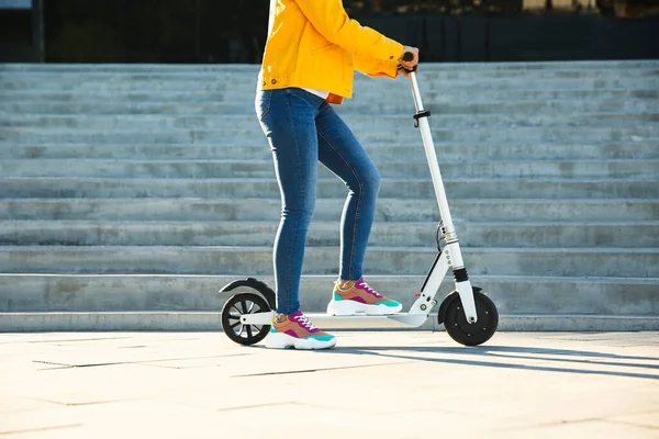 Mujer Montando Patada Eléctrica Scooter Aire Libre Día Soleado — Foto de Stock