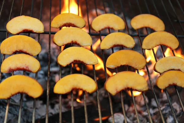 Modern Grill Med Välsmakande Persikoskivor Närbild — Stockfoto