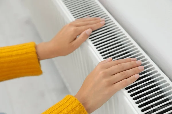 Woman Warming Hands Heating Radiator Indoors Closeup — Stock Photo, Image
