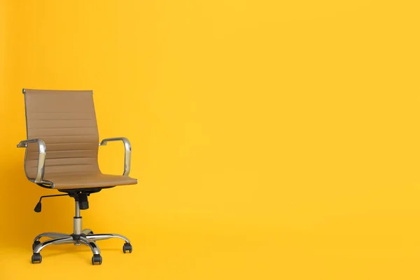 Moderne Bureaustoel Gele Achtergrond Ruimte Voor Tekst — Stockfoto