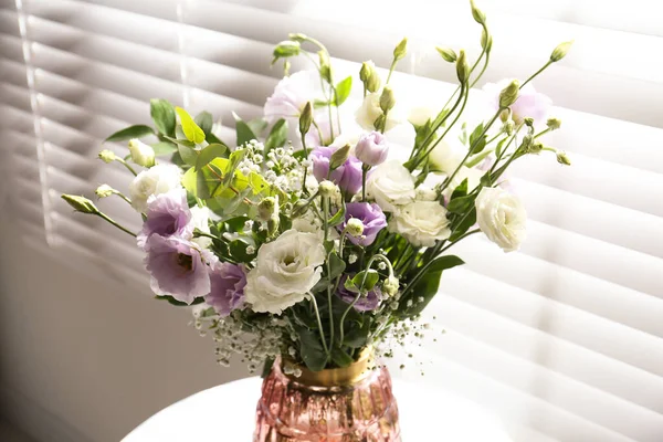Bukett Med Vackra Eustoma Blommor Rummet Närbild — Stockfoto