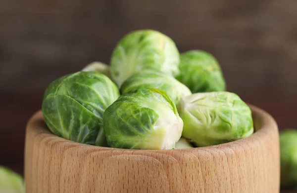 Frischer Rosenkohl Holzschale Nahaufnahme — Stockfoto