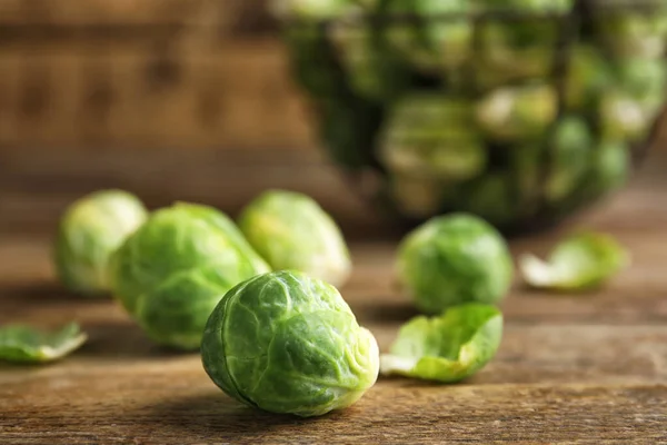 Frischer Rosenkohl Auf Holztisch Nahaufnahme — Stockfoto