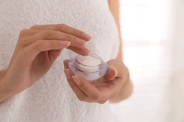 Mujer Sosteniendo Tarro Con Crema Cerca Ventana Primer Plano — Foto de Stock