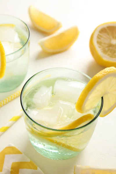 Acqua Gassata Con Fette Limone Cubetti Ghiaccio Sul Tavolo Bianco — Foto Stock