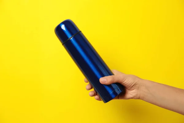 Donna Che Tiene Moderno Thermos Blu Sfondo Giallo Primo Piano — Foto Stock